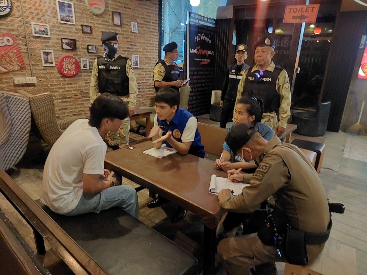 วันที่ 11 ตุลาคม 2567 เวลา 21.00 น. ร.ต.ท.ณัชพล กิจสว่าง รอง สว.(ป.)สภ.แม่สะเรียง (ร้อยเวร 20) พร้อม 201 ข่ายสายตรวจรถยนต์รถจักรยานยนต์ ร่วมกับ เจ้าหน้าที่ฝ่ายปกครอง เทศบาลตำบลแม่สะเรียง และเจ้าหน้าที่สาธารณสุขตรวจสถานบริการและได้มีการกำชับเรื่องการปิดให้ตรงเวลาและห้ามบุคคลที่มีอายุต่ำกว่า 20 ปีเข้ามาใช้บริการ ให้แก่สถานบริการต่างๆ